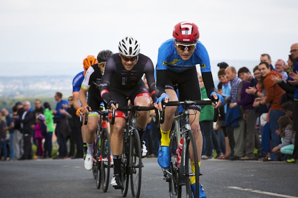 高清足球比赛直播画面，球员正在激烈拼抢