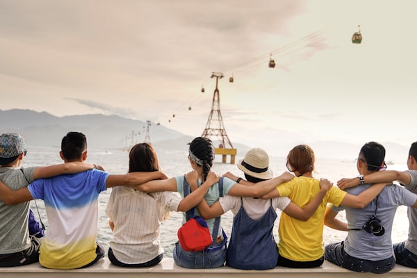 一群球迷在线上社区热烈讨论比赛